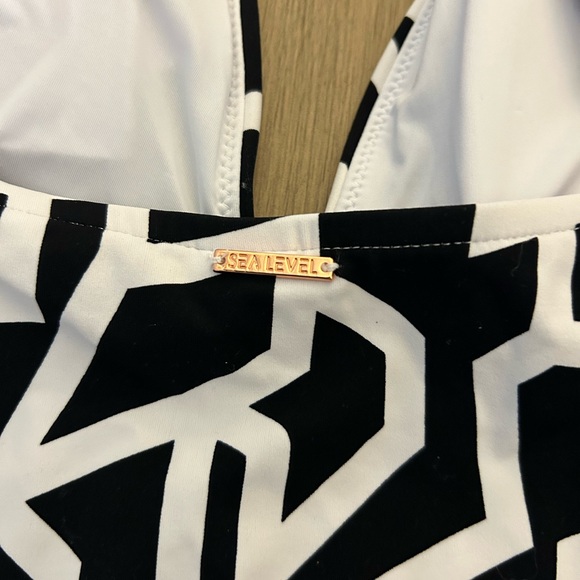 Stylish Black and White Geometric Women Swim One Piece - Picture 4 of 7